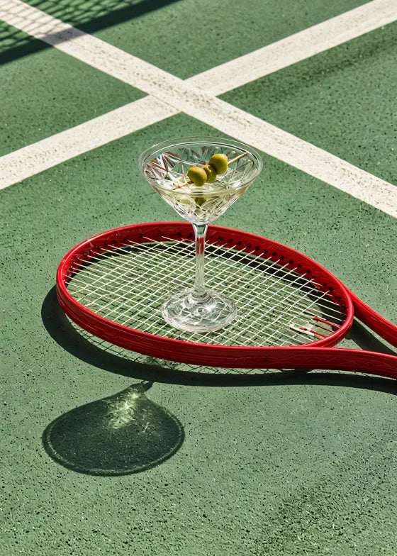 Tenis raketi üzerinde kadeh